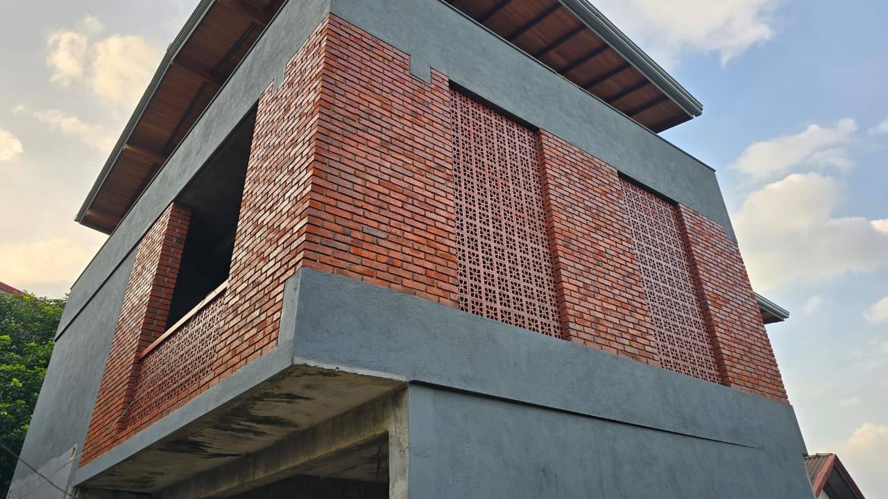 Tường gạch thông gió mặt tiền kết hợp gạch thẻ giả cổ Tường gạch thông gió mặt tiền kết hợp gạch thẻ giả cổ