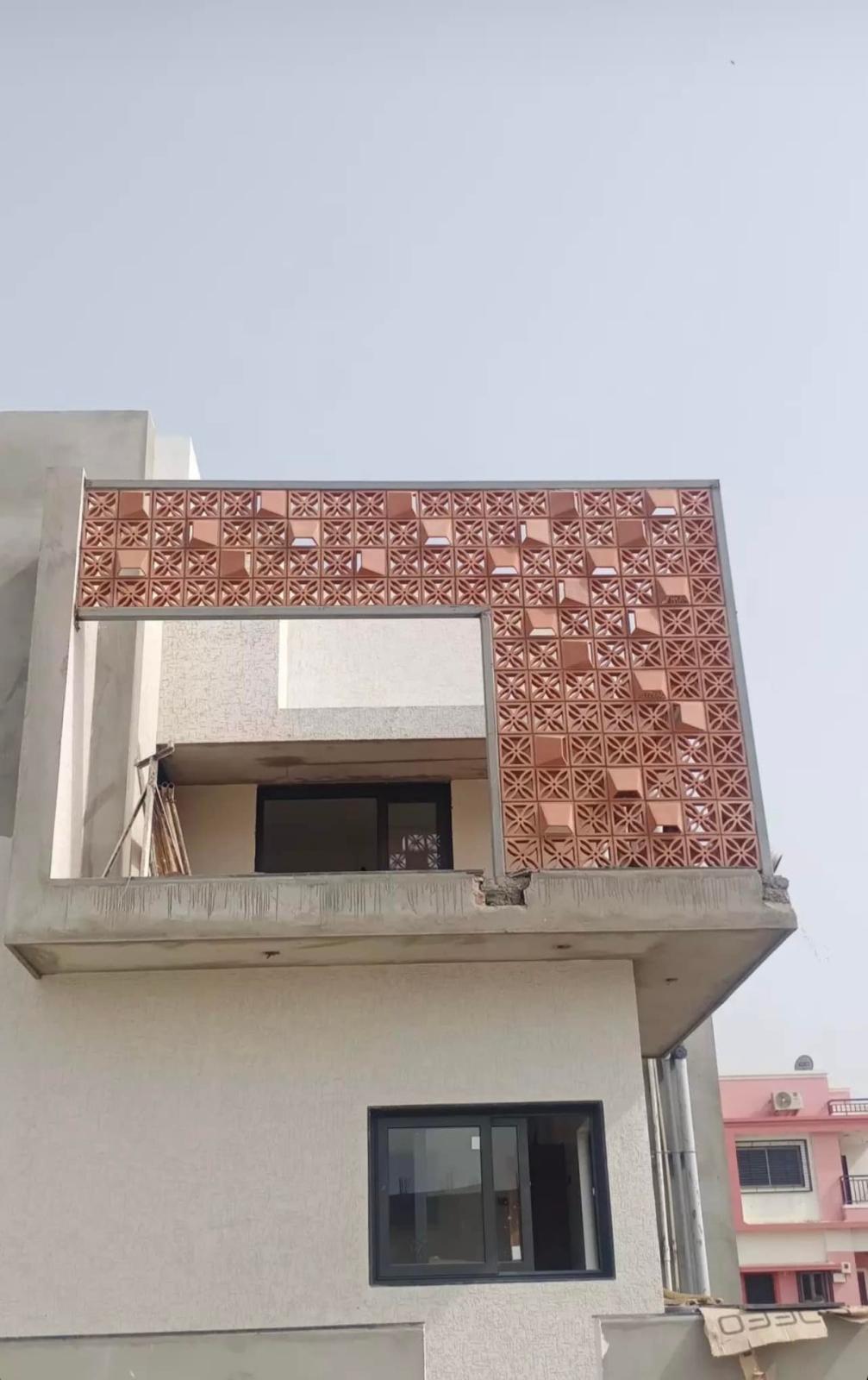 Mặt tiền phá cách từ gạch thông gió đỏ Mặt tiền phá cách từ gạch thông gió đỏ